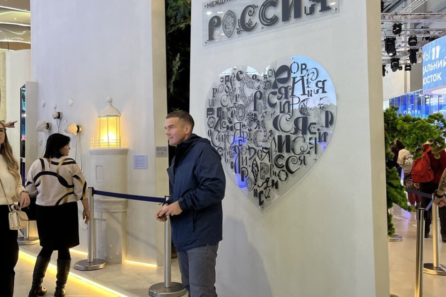 Фото на память о выставке в Москве. Экскурсия по ВДНХ