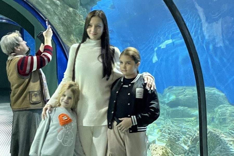 Фото гостей на память в океанариуме.