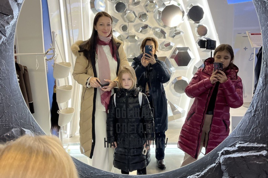 Памятное фото с гидом на выставке о России на ВДНХ