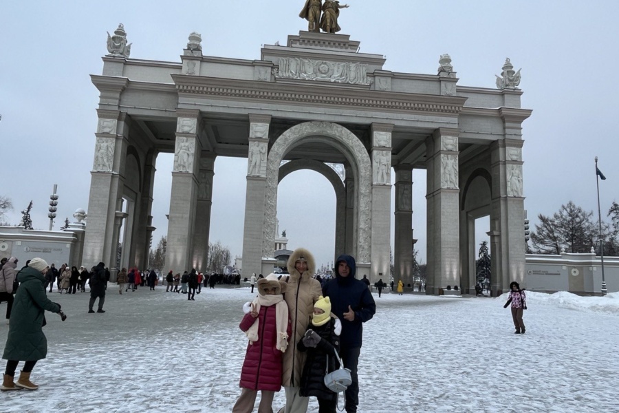 Гости у центральной арки ВДНХ в Москве