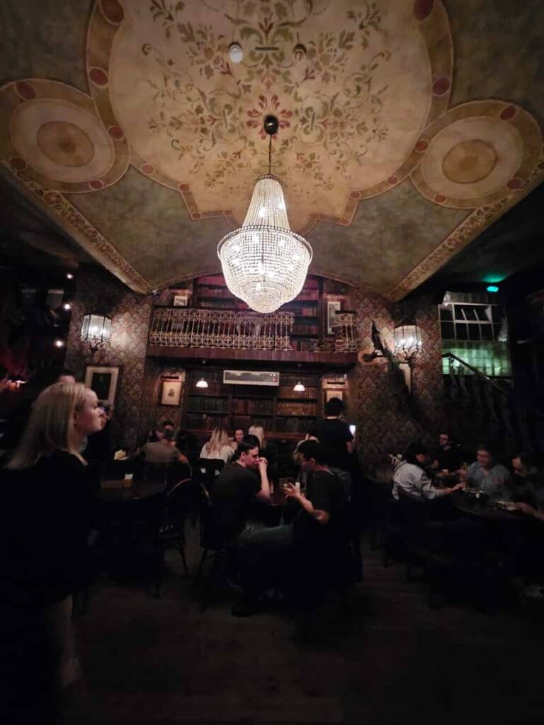 Bars and beautiful interiors. Alcohol tour in Moscow