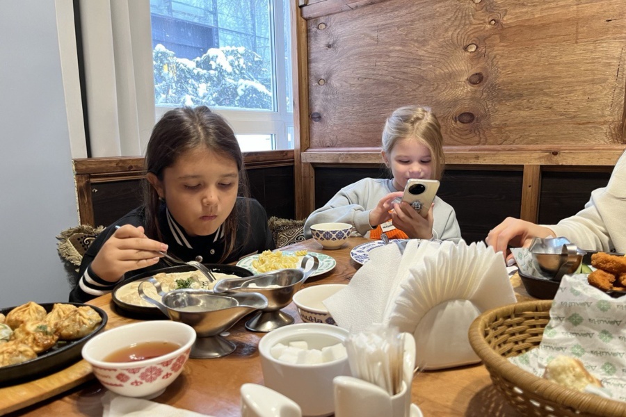 Гости обедают и отдыхают в чайхане на ВДНХ