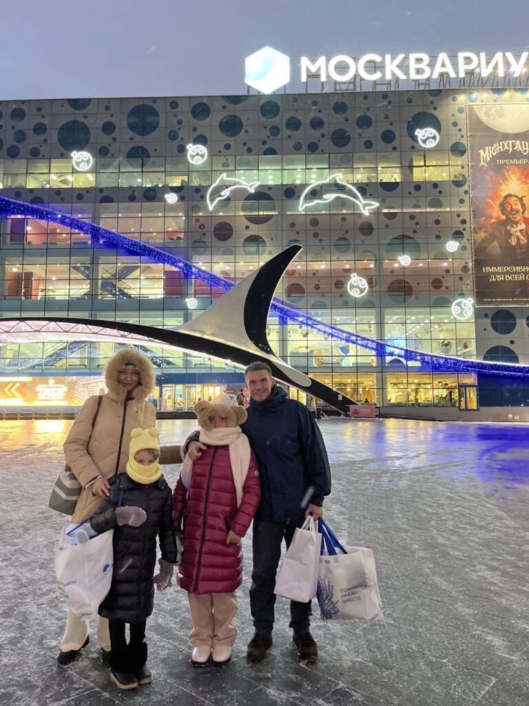 Гости с сувенирами. Домой