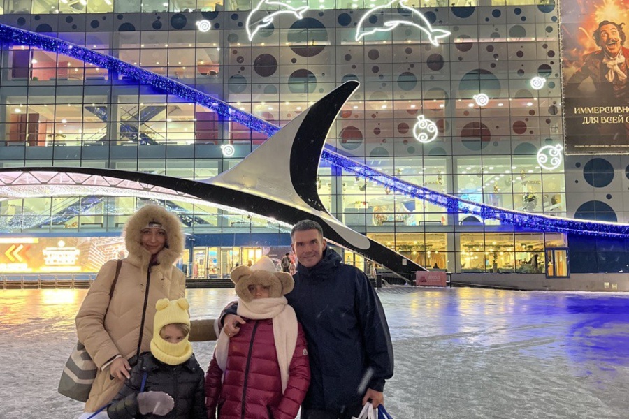 Гости с сувенирами. Домой