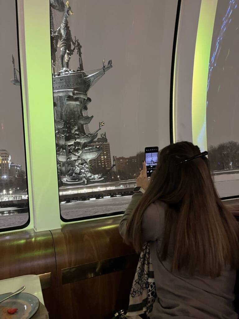 Милена фотографирует достопримечательности