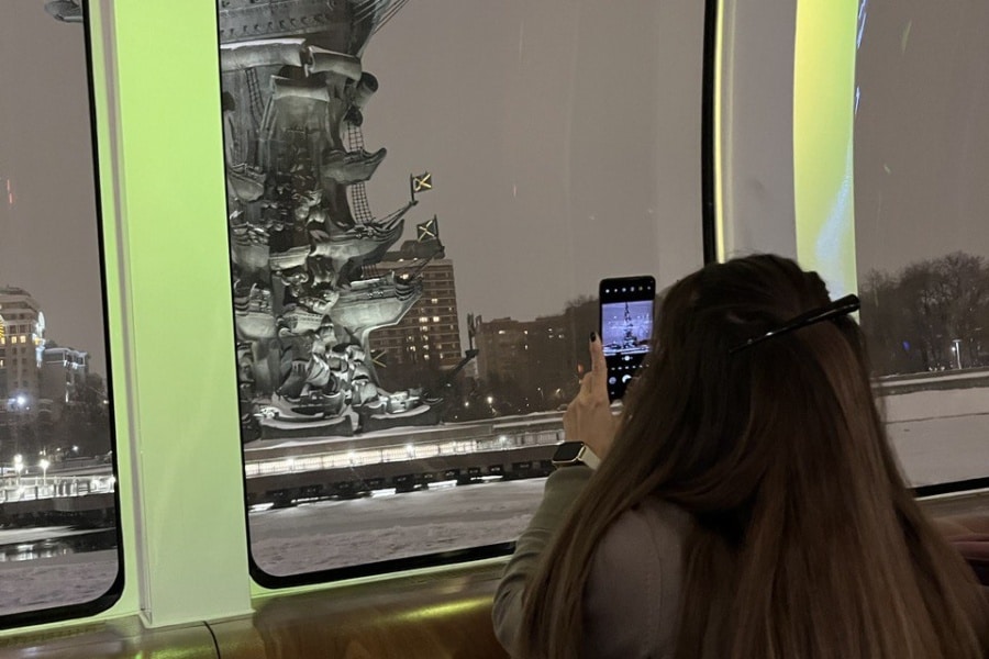 Милена фотографирует достопримечательности