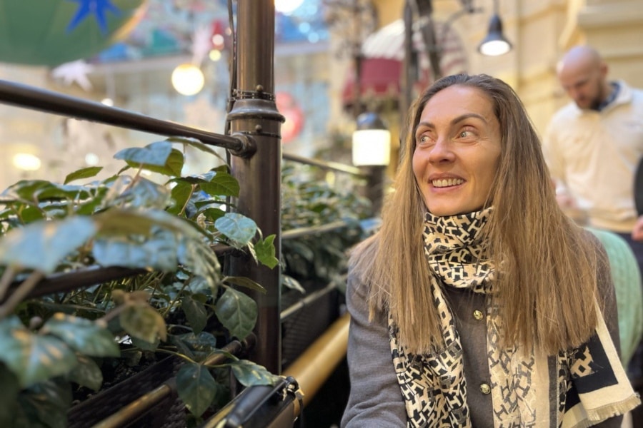 Гостья в нарядно украшенном ГУМе