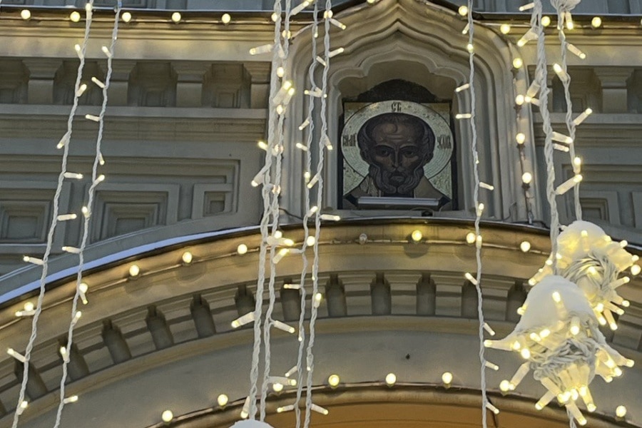 Повсюду веет скорым праздником