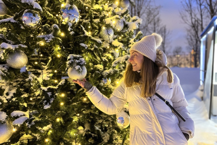 Фотосессия у новогодней ёлки