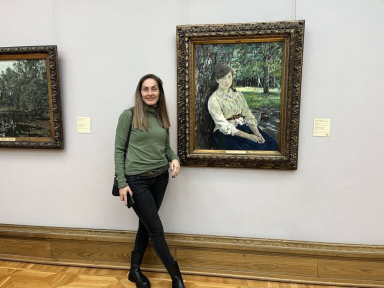 瓦伦丁·谢罗夫的画作《阳光照耀下的少女》（1888年）