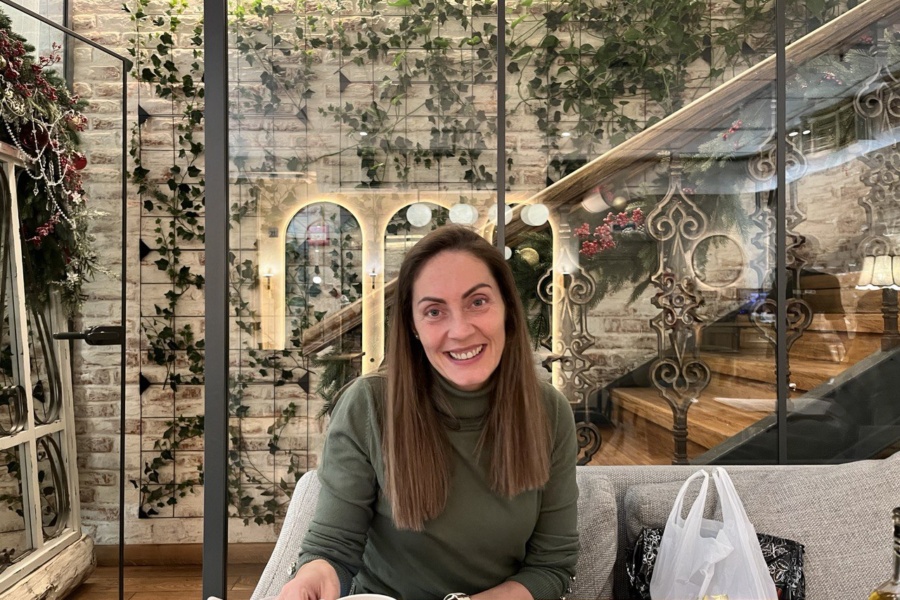 Гостья греется в Osteria Mario