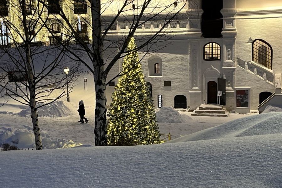 Вид с холма Северные ландшафты на старый Английский двор