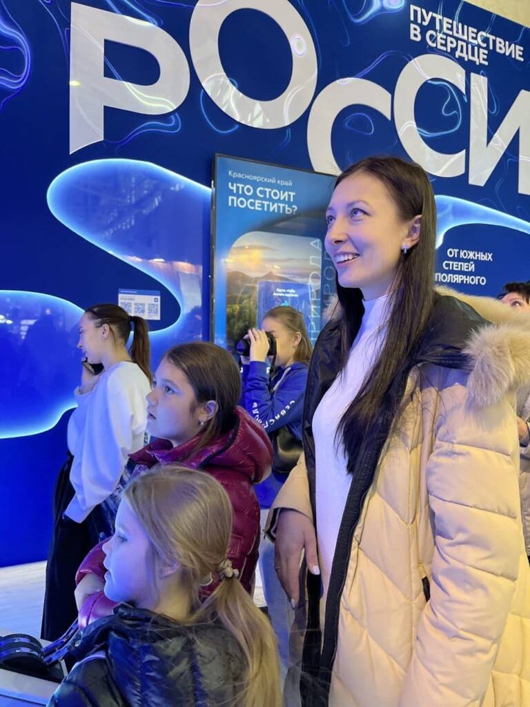 Путешествие в сердце России вызывает радость Гости рады отправиться в путешествие. Выставка "Россия" на ВДНХ