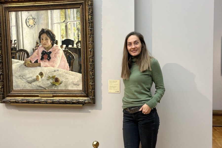 У картины "Девочка с персиками". Экскурсия по Третьяковке