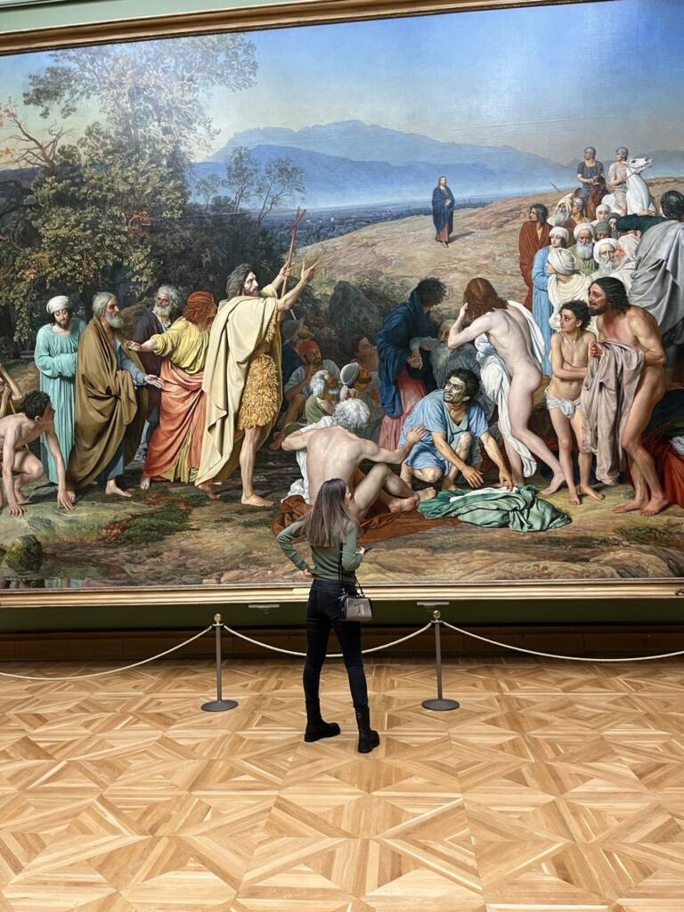 米莱娜与画作《基督显现于众人面前》。特列季亚科夫画廊之旅。