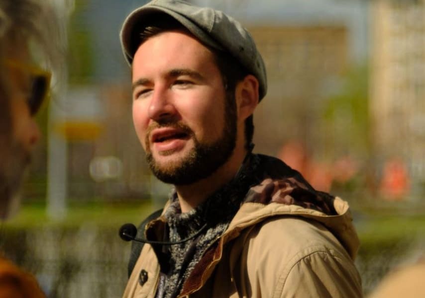 Антон Латынин проводит экскурсию по району Пресня Экскурсовод Антон Латынин проводит экскурсию по Пресне для риэлторов