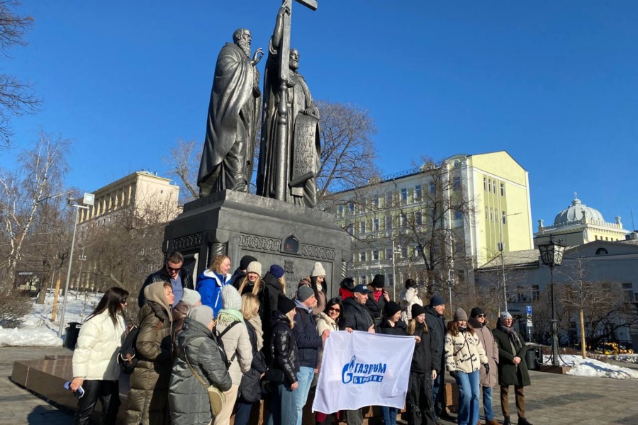 Экскурсанты делают фото у памятника Кириллу и Мефодию