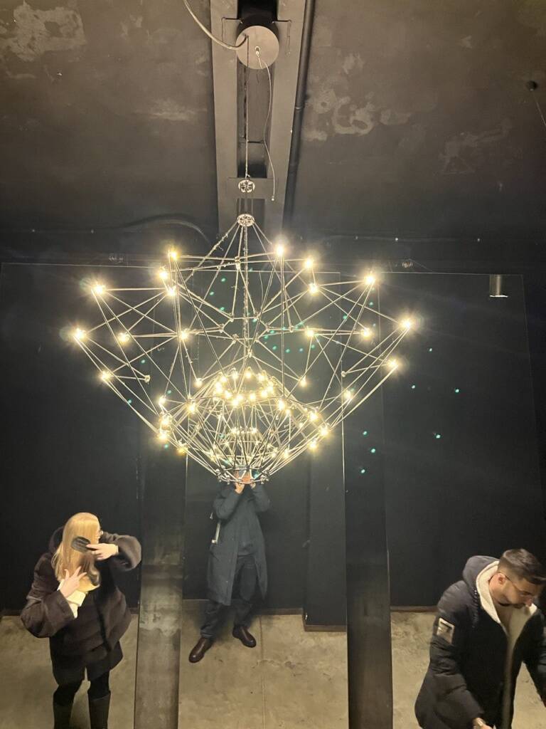 巡演路线上的“Supermetal”空间内部装潢时尚 泰克尼切斯基巷“超级金属”的内部