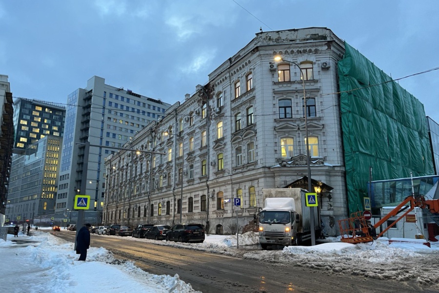 Гиды не прошли мимо красивого здания, которое находится в реставрации