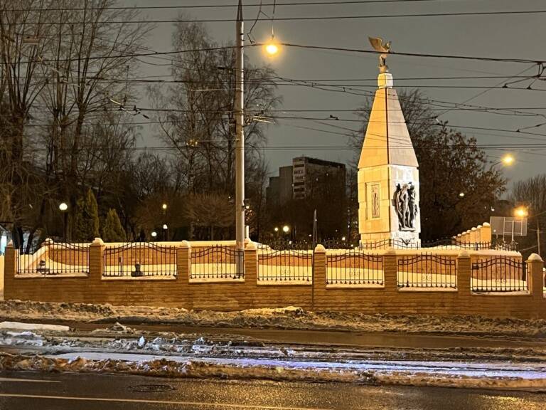 Памятник Петру и Лефорту рядом с казармами перед входом в парк.