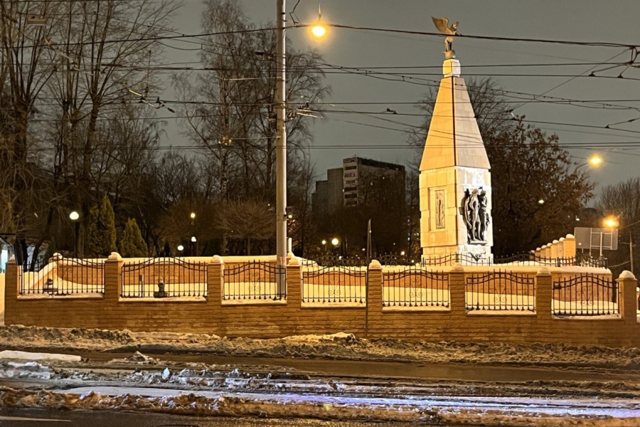 Памятник Петру и Лефорту рядом с казармами перед входом в парк.