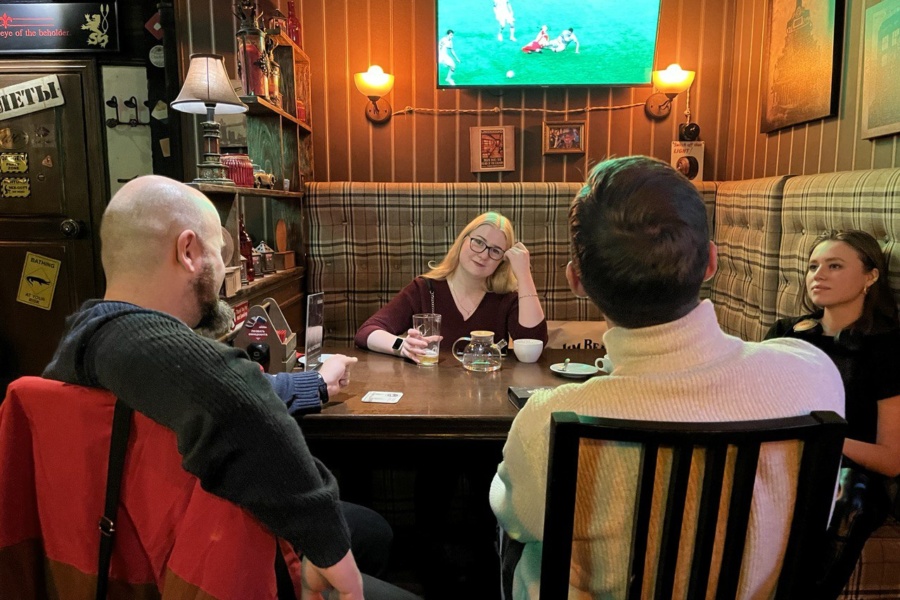 Команда гидов на неформальной экскурсии по Басманному и Лефортово