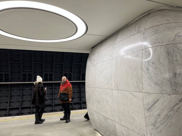 导游带领游客参观地铁站 莫斯科导游带您游览地铁站