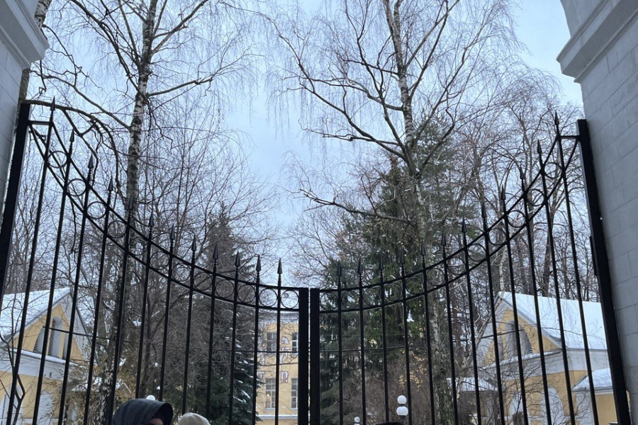 Гиды у Лефортовского дворца на 2-й Бауманской улице