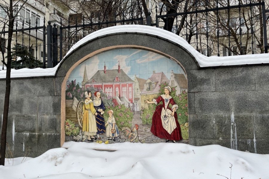 Панно в сквере у выхода из метро "Бауманская"