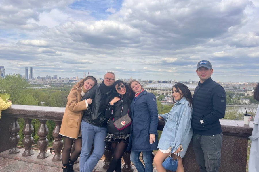 Довольные гости и красивый вид на Москву