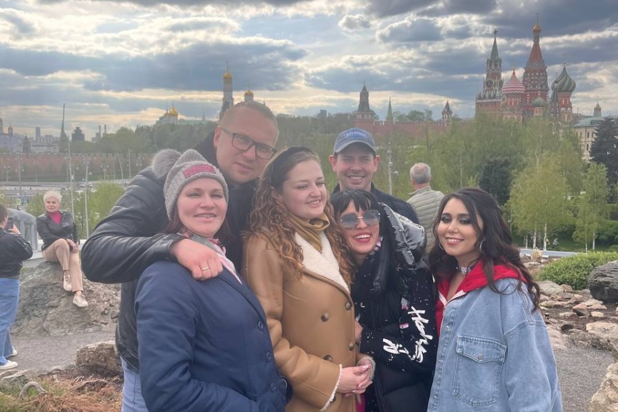 Ребята гуляют с гидом Наташей по Москве