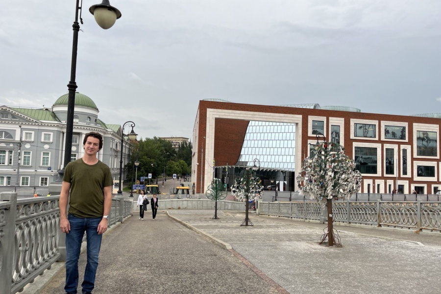 Алексио гуляет с экскурсоводом по Москве