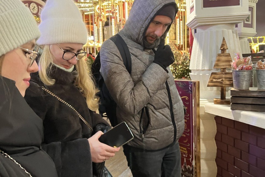 Ребята выбирают глинтвейн на Красной площади