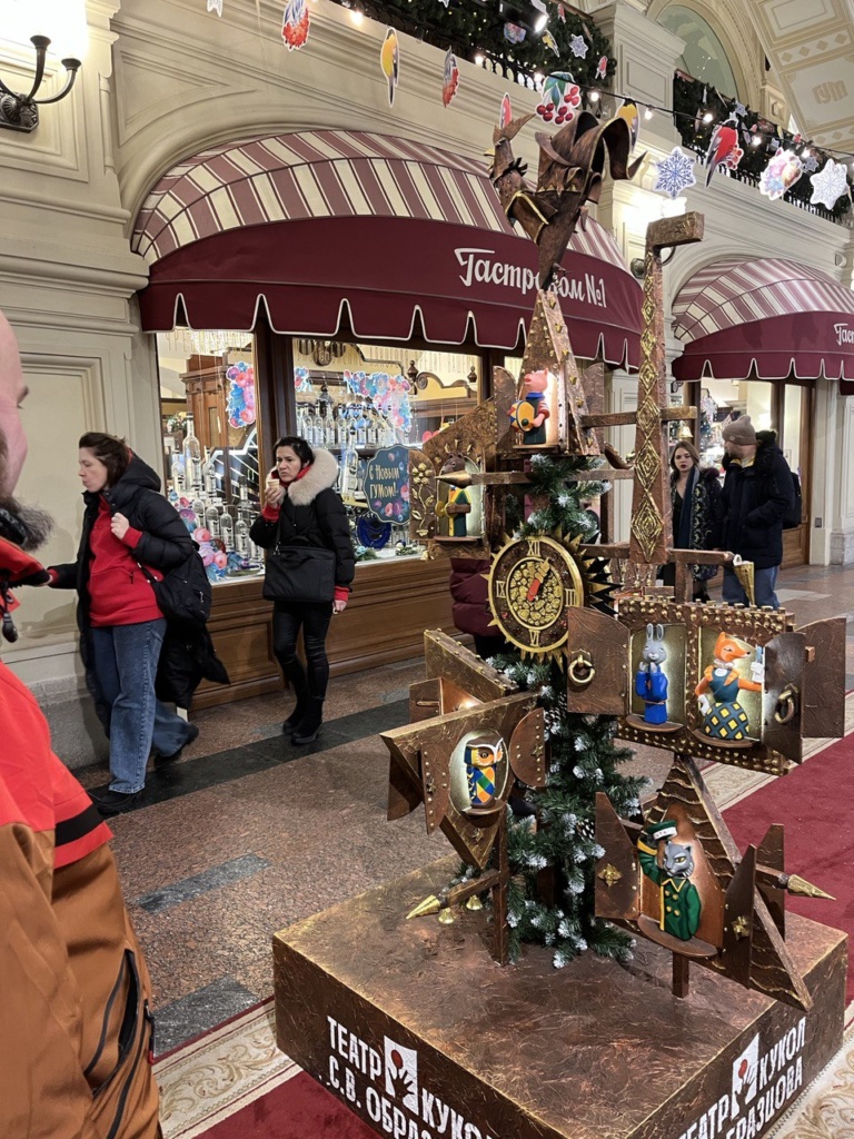 Гиды бюро "Радиус" прогулялись по нарядному ГУМу