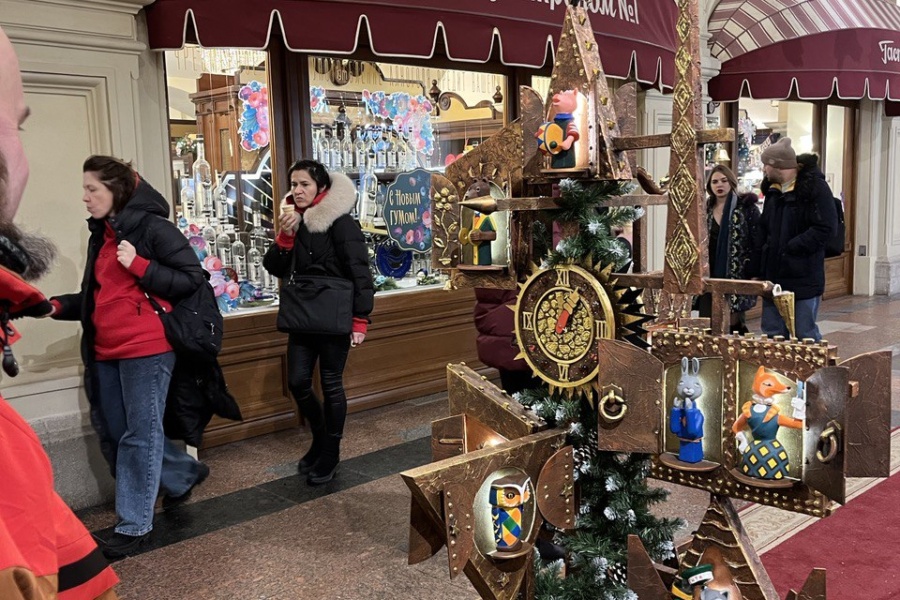 Гиды бюро "Радиус" прогулялись по нарядному ГУМу