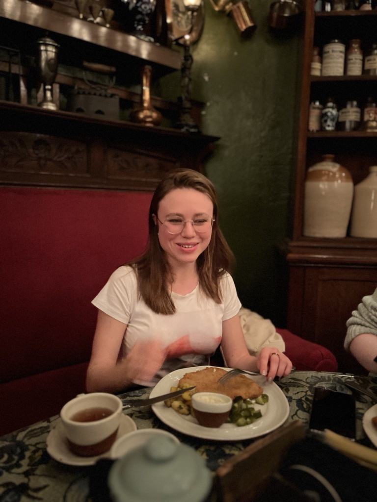 Довольные гиды общаются после экскурсии