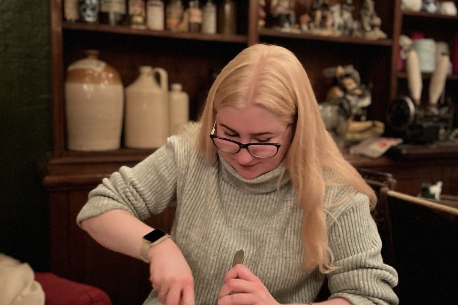 Экскурсовод Валерия отдыхает после прогулки в Black Swan