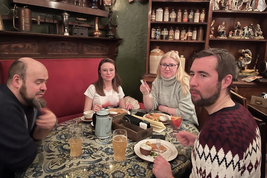 Ребята ужинают. Black Swan