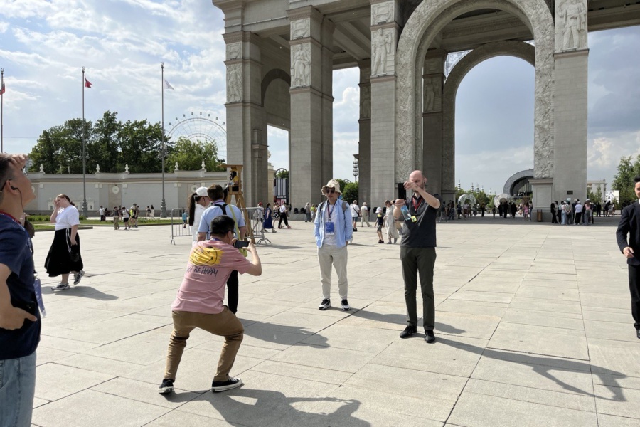 Делегация из Китая сделала много фото Делегация из Китая сделала множество фото