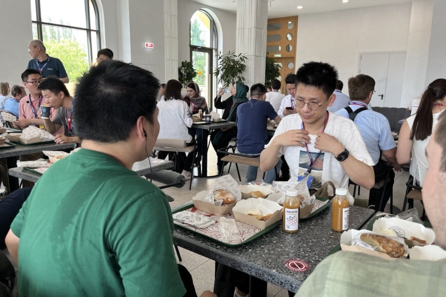 После прогулки гости отдыхают и обедают Обед и отдых после прогулки —обязательная часть экскурсии