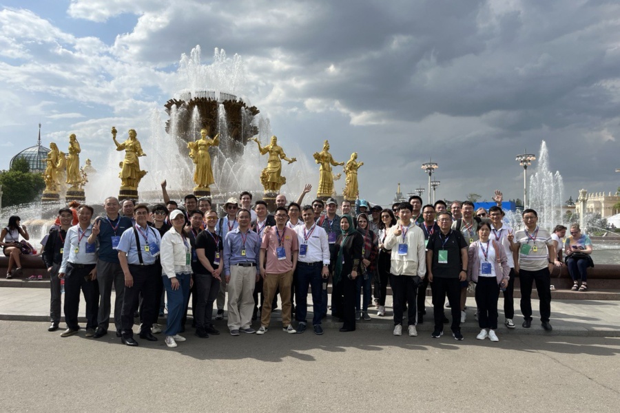 Делегация из Китая у фонтана Фотосессия у фонтана