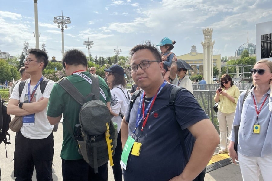 Туристы наслаждаются экскурсией по столице Туристы наслаждаются экскурсией по Москве