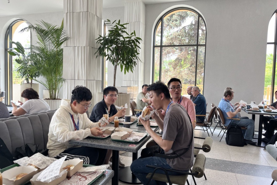 Обед в Доме русской кухни Туристы обедают в Доме русской кухни на ВДНХ