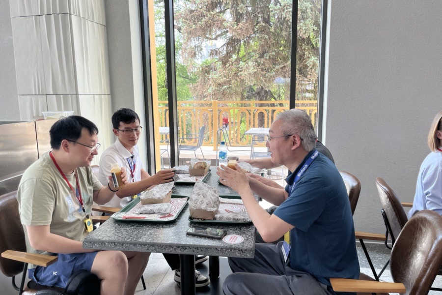 За обедом гости делятся впечатлениями Гости делятся впечатлениями за обедом