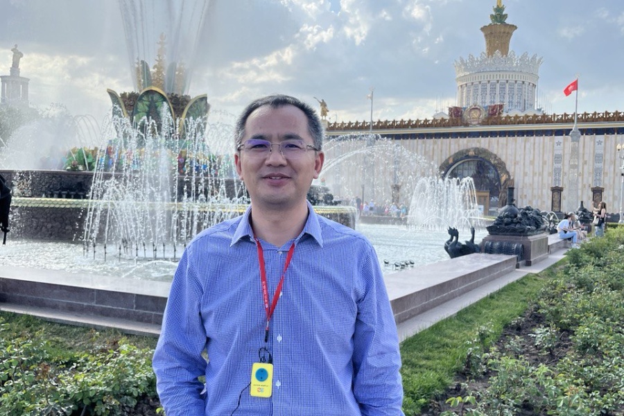 Нельзя просто пройти мимо красивого фонтана Гости не могли пройти мимо красивого фонтана