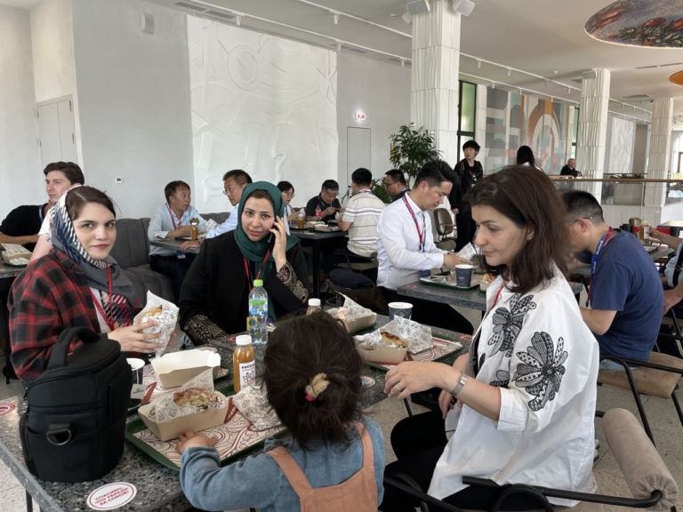 Гости обедают в Доме русской кухни на ВДНХ