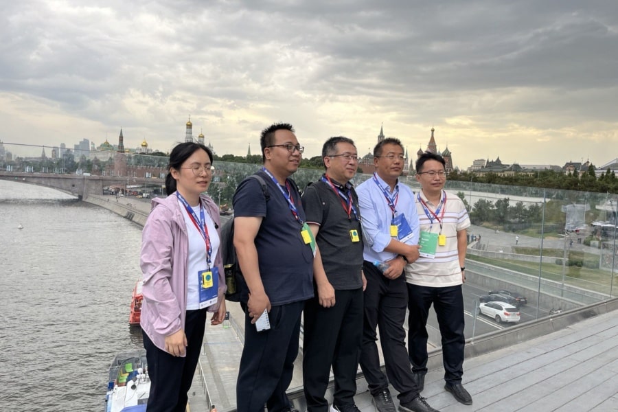 Делегация из Китая на Парящем мосту Парящий мост в парке Зарядье понравился туристам