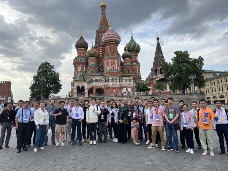 The delegation from China walked along Red Square