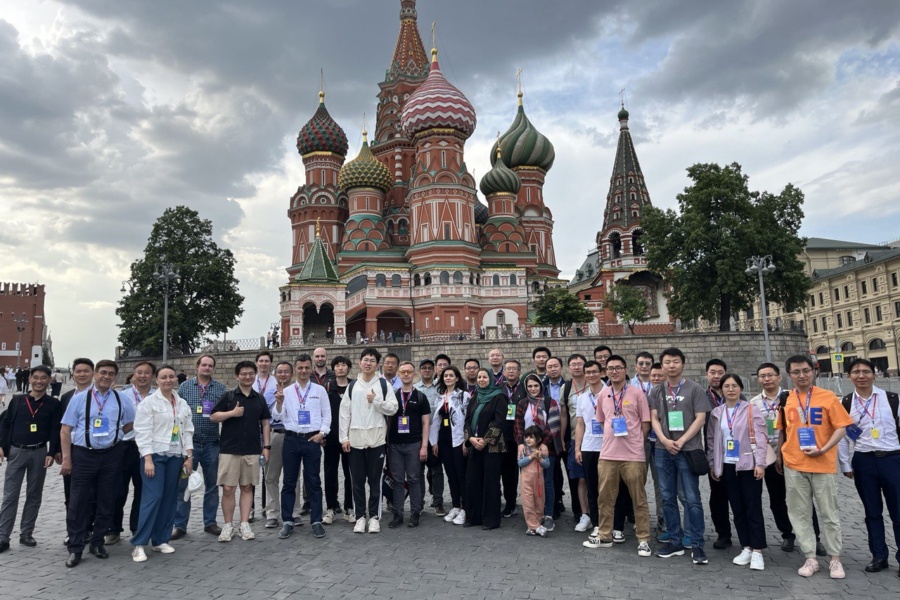 Китайская делегация на Красной площади Делегация из Китая прогулялась по Красной площади