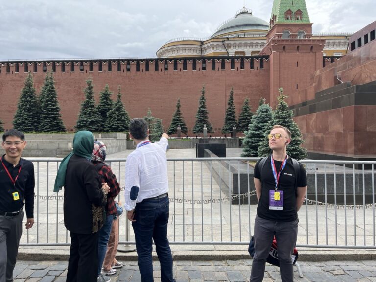 Русский профессор рассказывает что-то гостям Русский профессор делится с гостям чем-то интересным